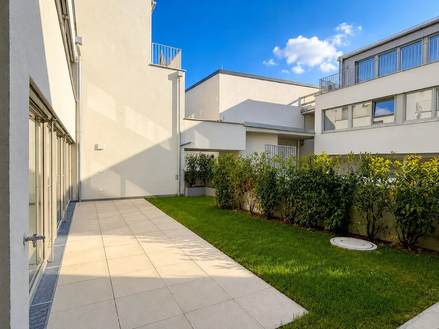 Private Terrasse mit Garten in der Wohnanlage
