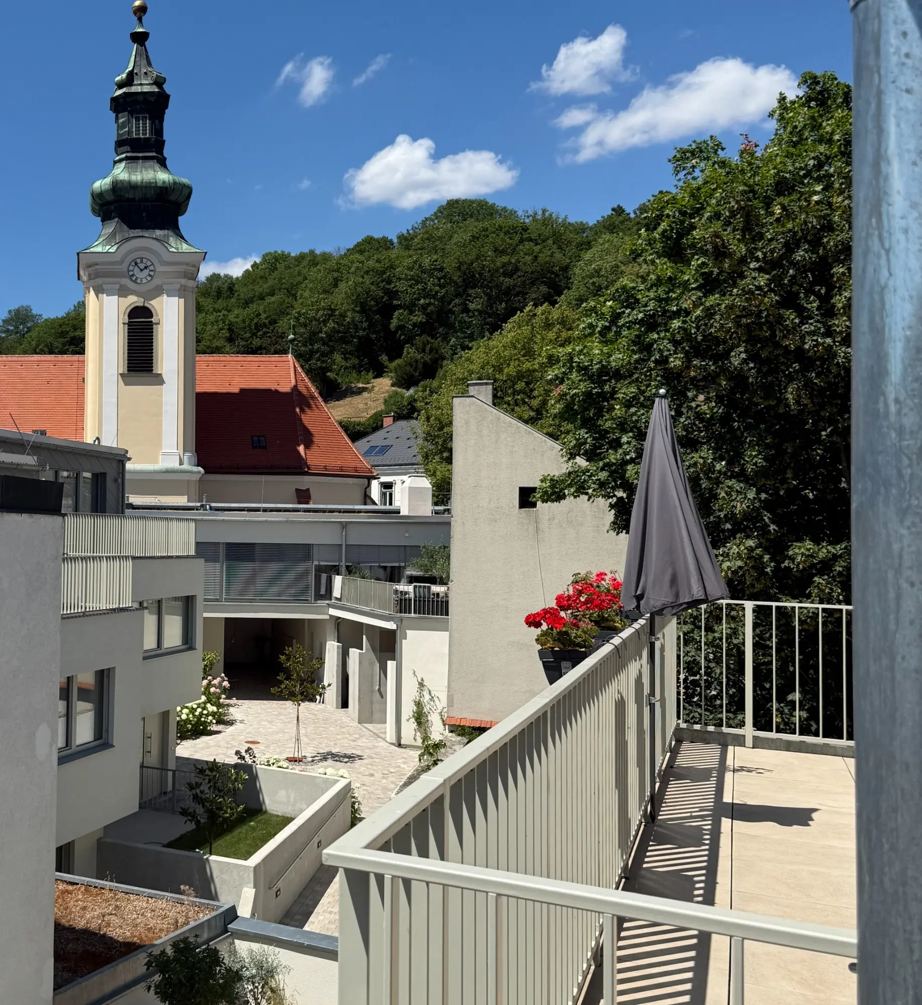 Balkonblick von Top 10 auf Kirche und Innenhof