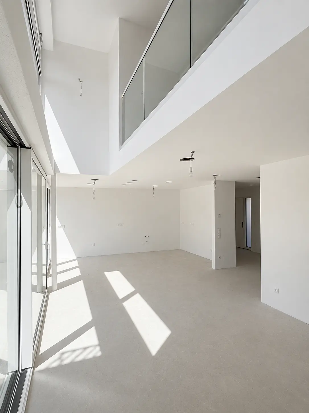 Doppelgeschossiger, lichtdurchfluteter Wohnraum der Villa Top 11