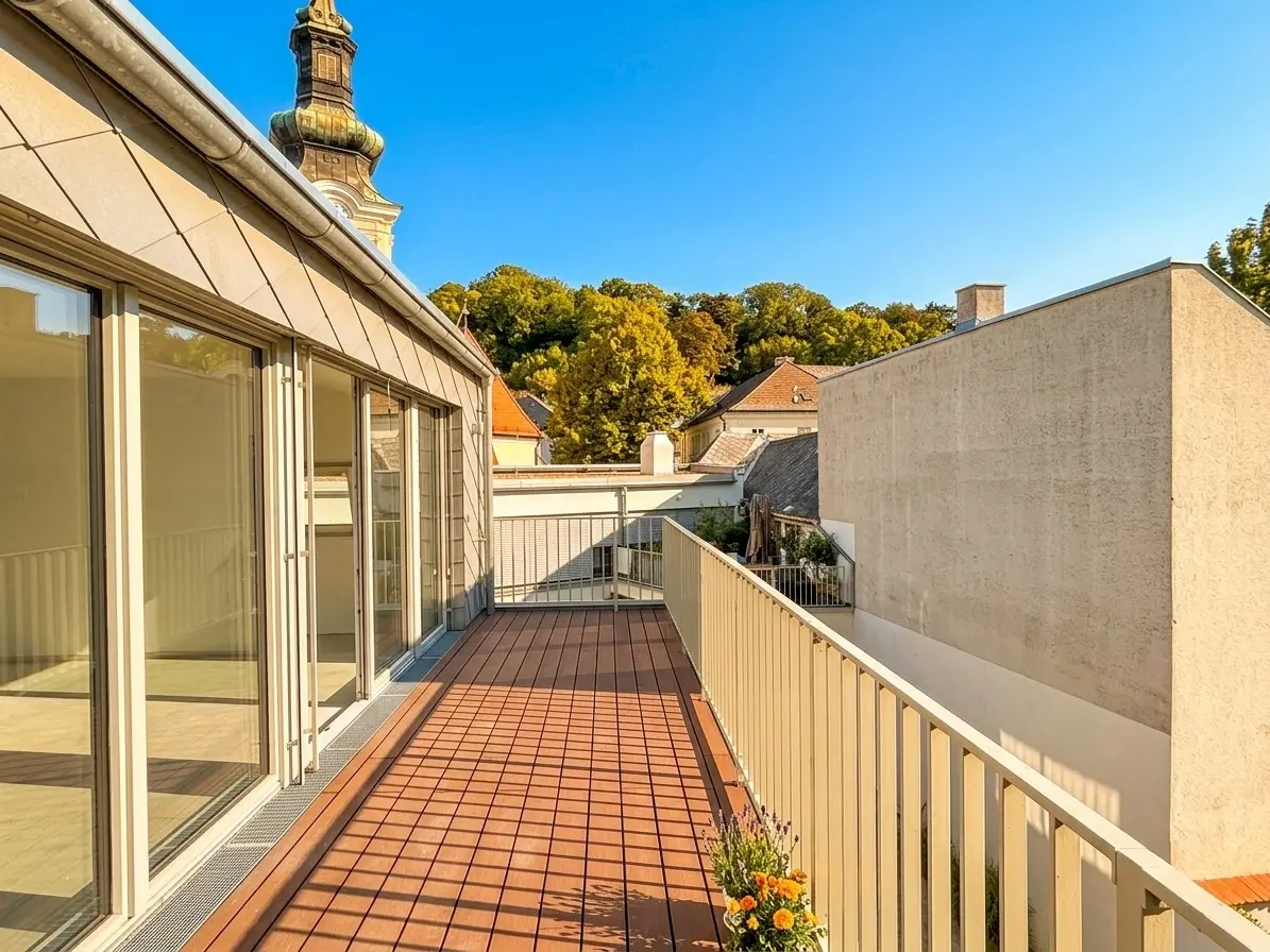 Großer Balkon von Top 6 mit Blick auf die Weidlinger Kirche