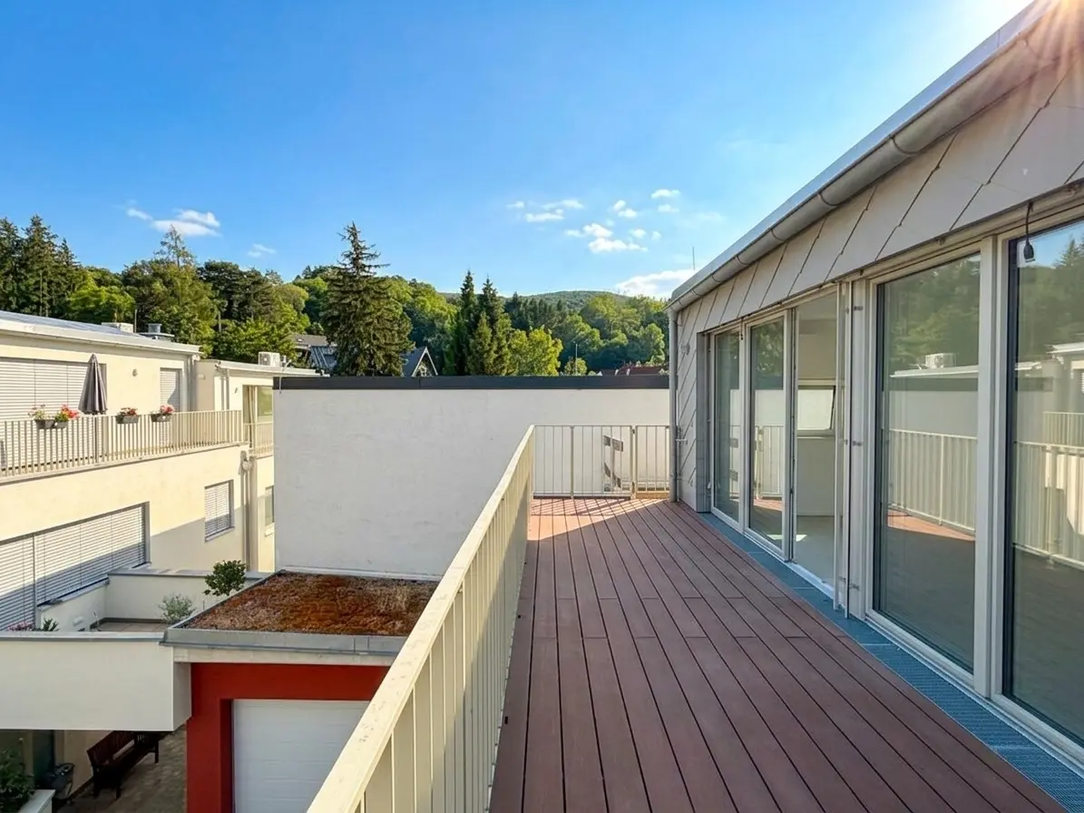Großzügiger Balkon von Top 7 mit Blick ins Grüne