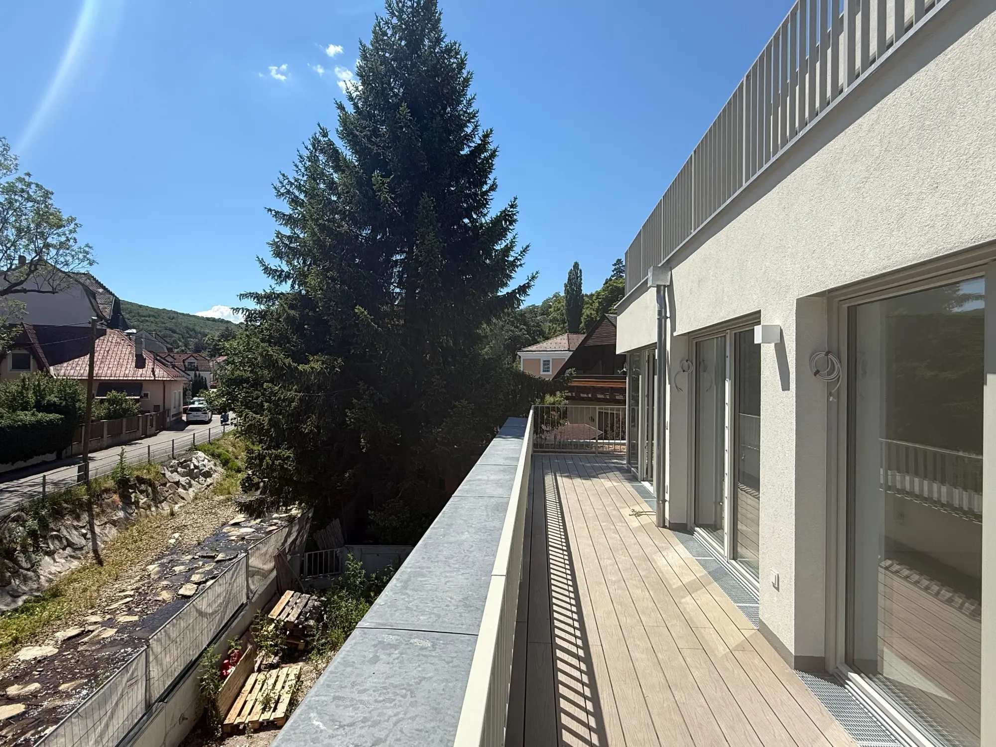 Weidlingbach neben einer Terrasse der Wohnanlage
